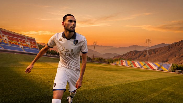 لاعب في ملعب وقت الغروب
